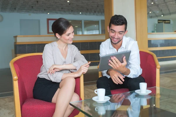 Mensen uit het bedrijfsleven bijeen in de lobby van het hotel — Stockfoto