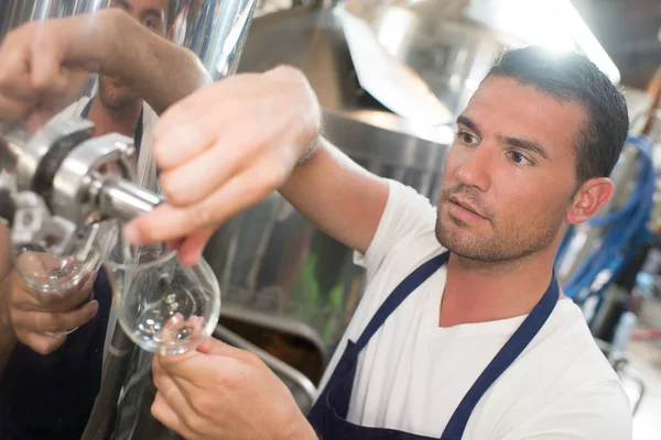 Versando un po 'di alcol di scorta — Foto Stock