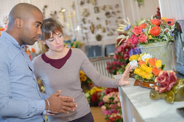 Comprar flores para um parente morto — Fotografia de Stock