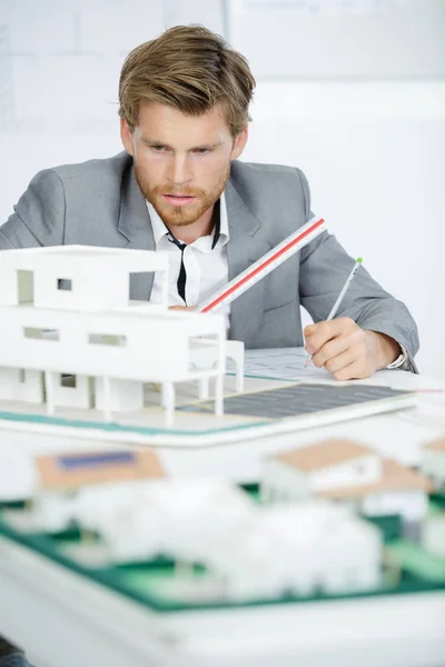 Homem arquiteto na mesa de escritório — Fotografia de Stock