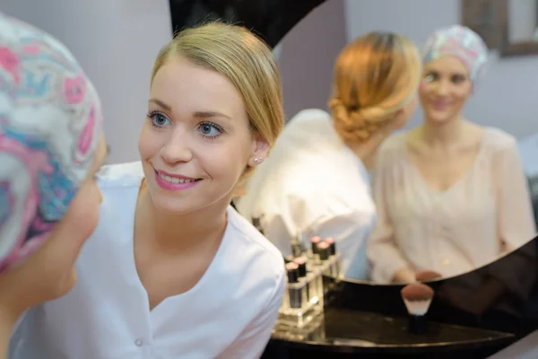 Esteticista aplicando maquiagem para mulher — Fotografia de Stock