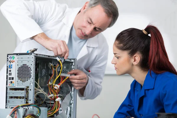 Técnico engenheiro de apoio e aprendiz — Fotografia de Stock