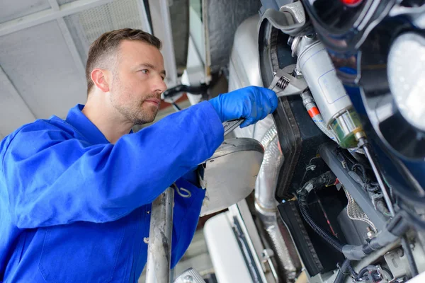 Mechanik za pomocą klucza i mechanik — Zdjęcie stockowe