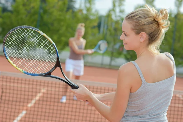 Duas atraentes jogadoras de tênis discussão na quadra — Fotografia de Stock