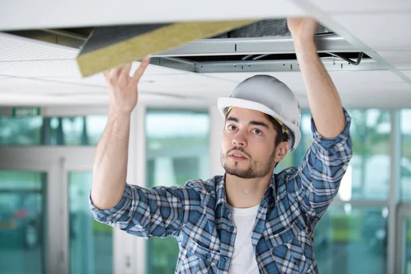 Man passande takisolering — Stockfoto