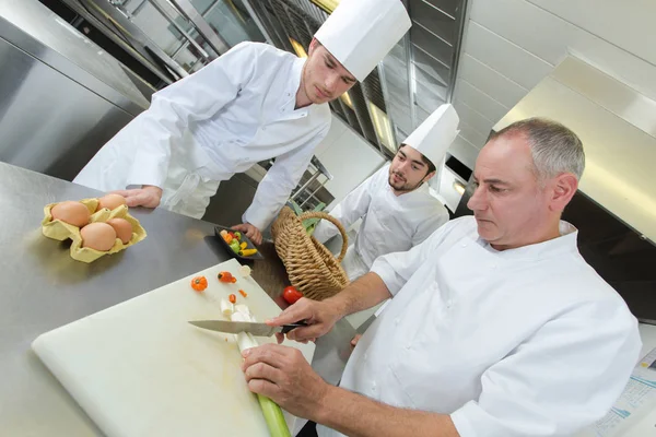 Aprendices viendo chef preparar verduras —  Fotos de Stock