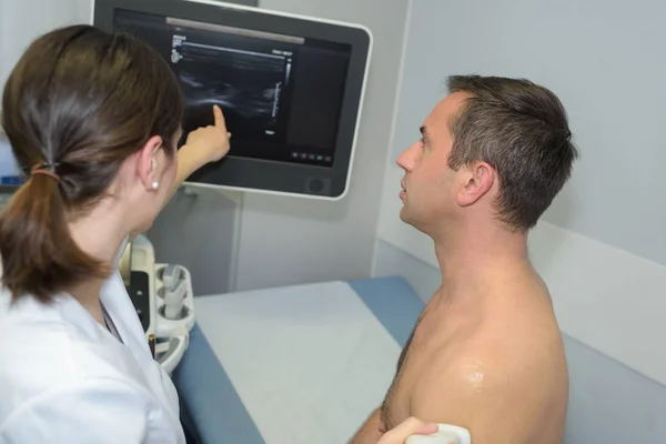Bir terapi ultrason sahip adam — Stok fotoğraf