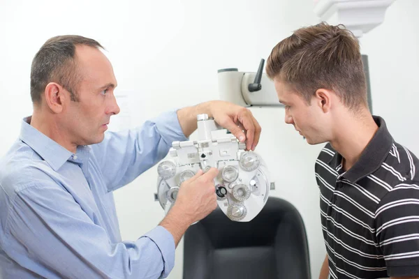 Ophtalmologist met patiënt en machine — Stockfoto