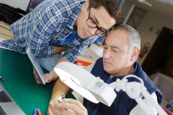 Produkt ingenjörer att observera den defekta mekanismen — Stockfoto