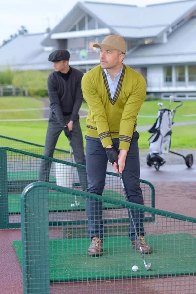 Mannen beoefenen van golfen techniek op platform — Stockfoto