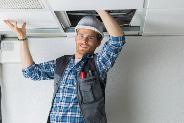 Cablaggio elettrico del lavoratore nel soffitto — Foto Stock