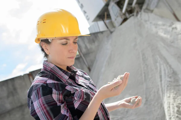 Vrouwelijke bouwer buitenshuis werken — Stockfoto