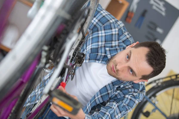 Człowiek mechanik rowerowy naprawy rowerów — Zdjęcie stockowe