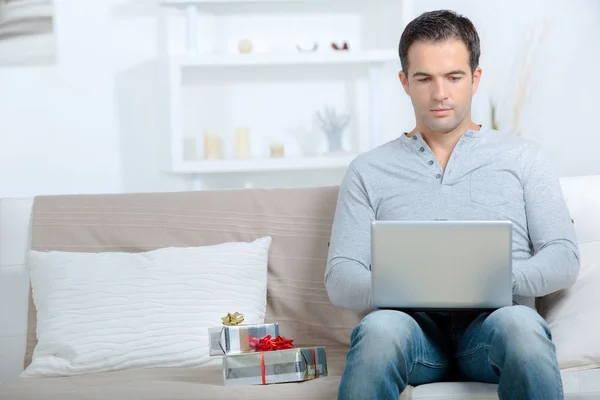 Homem de compras para presente online — Fotografia de Stock