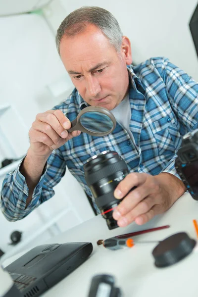 Man fixing camera and man — Stock Photo, Image