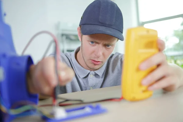 Mladí elektrikáři testování energii — Stock fotografie