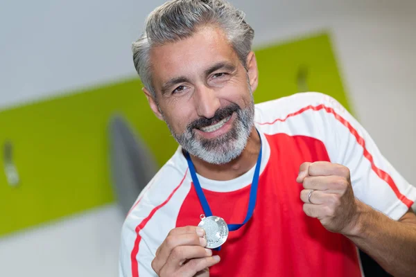 Šťastný atlet, ukazující jeho medaile — Stock fotografie