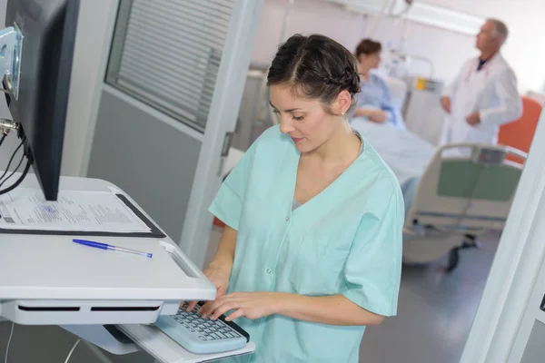 Assistente médico de digitação e tipo — Fotografia de Stock