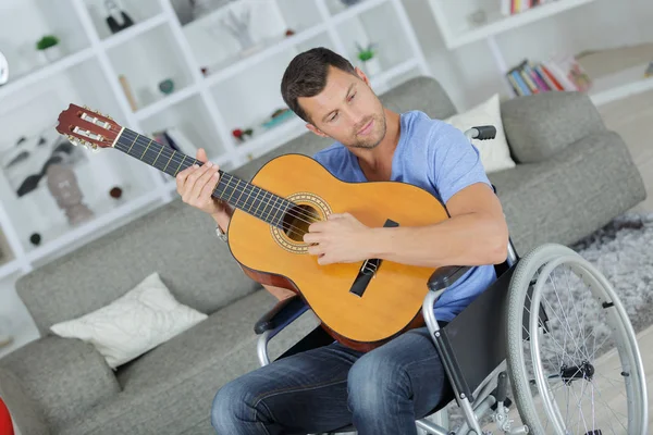 Positieve gehandicapte man trots op zijn hobby — Stockfoto