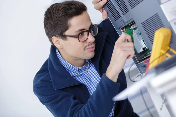 Werknemer in uniform kwaliteitscontrole van verwerkte tool — Stockfoto