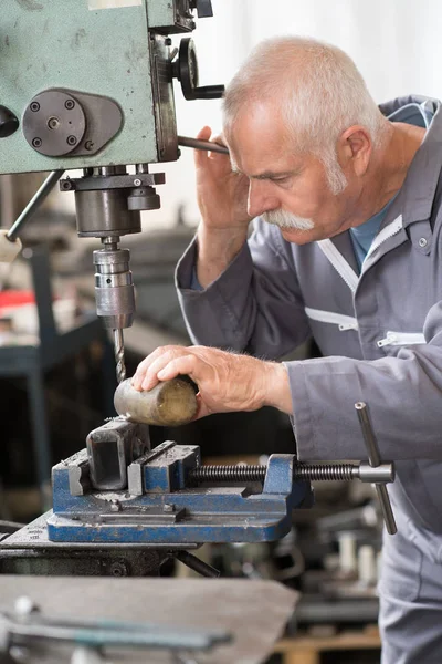 Senior za pomocą frezarki w fabryce — Zdjęcie stockowe