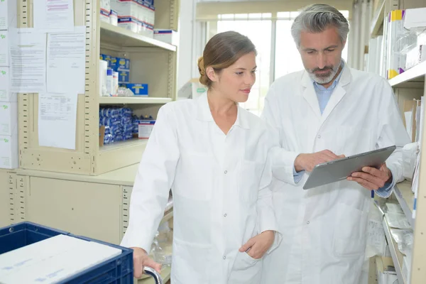 Farmacéuticos masculinos y femeninos eficientes en farmacia — Foto de Stock