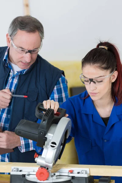 Schüler und Lehrer in Tischlerklasse mit Kreissäge — Stockfoto