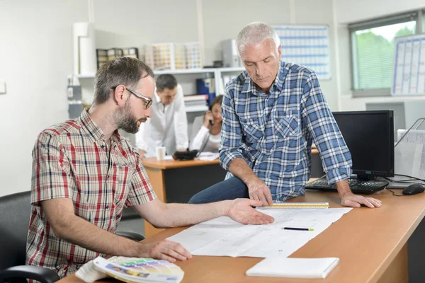 Zwei Männer im Amt — Stockfoto