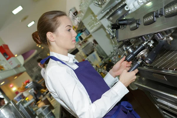 Vackra kvinnliga bartendern att göra kaffe i en bar — Stockfoto