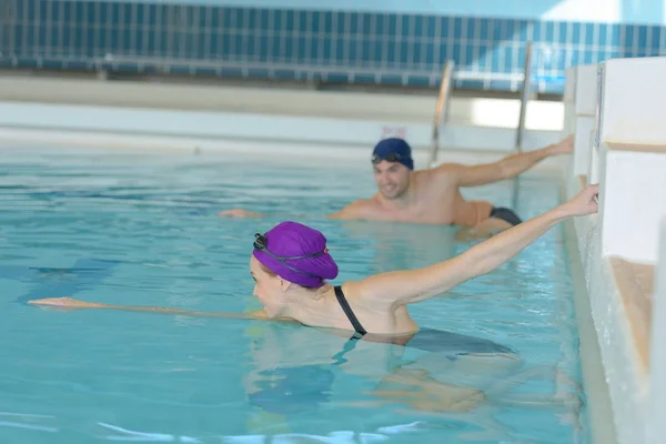 Coppia di nuotatori nuoto in piscina — Foto Stock