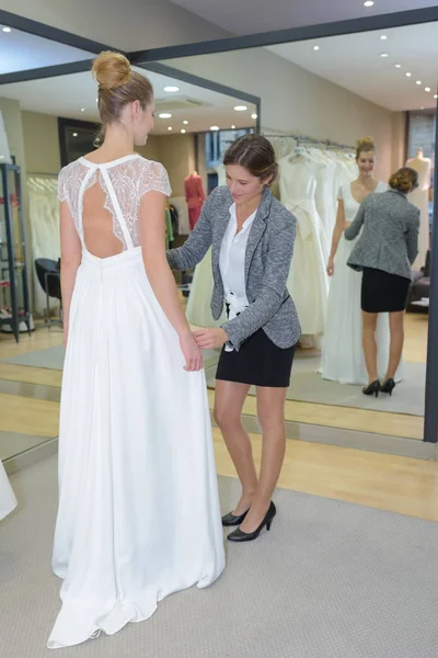 Mujer teniendo vestido de novia apropiado —  Fotos de Stock