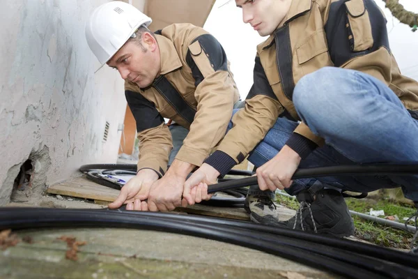 Haussanierung Installateur repariert Abwasserrohr auf Baustelle — Stockfoto