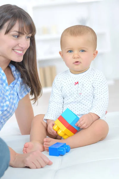 Mamma e bambino insieme a casa — Foto Stock