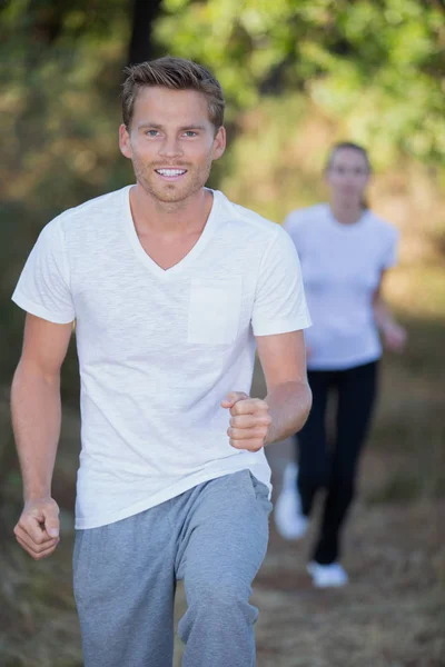 Ung man jogging och man — Stockfoto