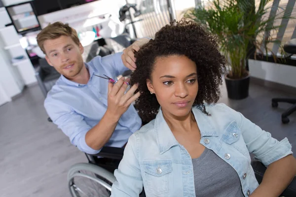 Homem de deficiência cortando um cabelo clientes — Fotografia de Stock