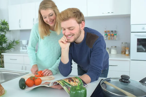 Casal jovem cozinhar em sua cozinha — Fotografia de Stock