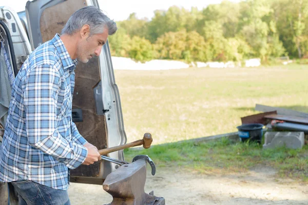 Façonner le fer à cheval et le travail — Photo