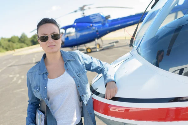 Jonge vrouw helikopterpiloot — Stockfoto