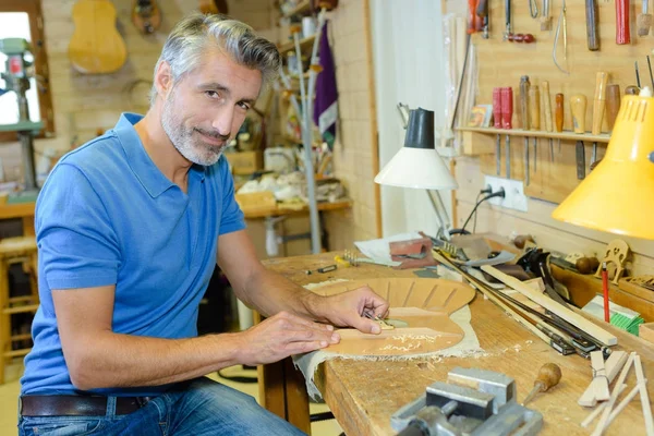 Retrato de um luthier — Fotografia de Stock