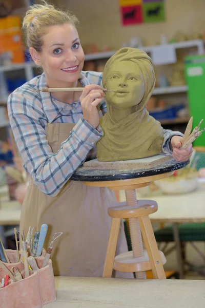 Rzeźbiarz kobiet w pracy — Zdjęcie stockowe