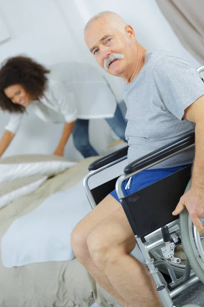 Enior adam tekerlekli sandalyeye mahkum emeklilik evde — Stok fotoğraf