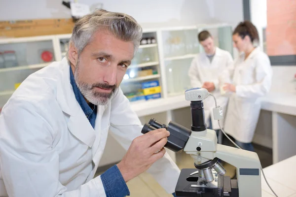 Homem médico com microscópio — Fotografia de Stock