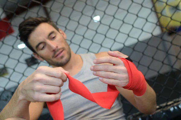 Mannen bär röda boxning bandage — Stockfoto