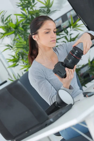 Vrouwelijke lens technicus en foto — Stockfoto