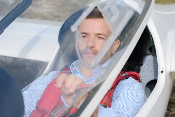 Man in zweefvliegtuig en man — Stockfoto