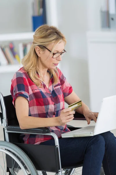 Att köpa något från internet — Stockfoto