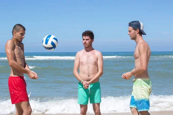 Jungen spielen Beachvolleyball — Stockfoto