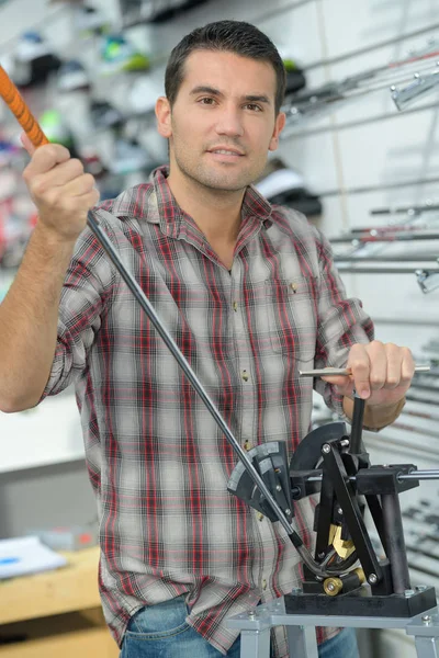 Homem torcendo uma vara de golfe — Fotografia de Stock