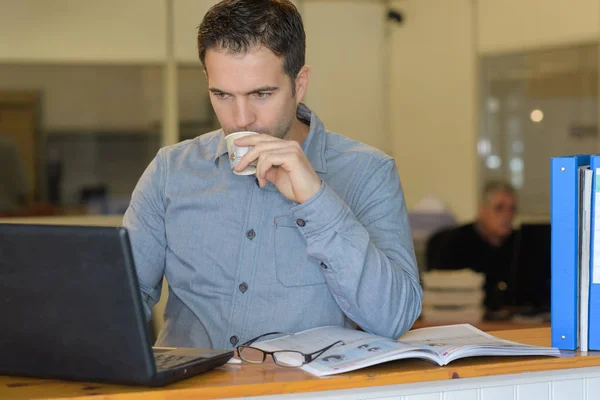 Worker navigating the internet — Stock Photo, Image