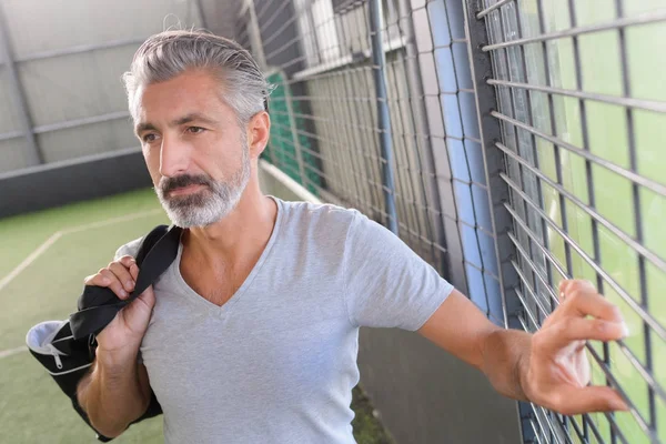 Hombre en un patio interior — Foto de Stock